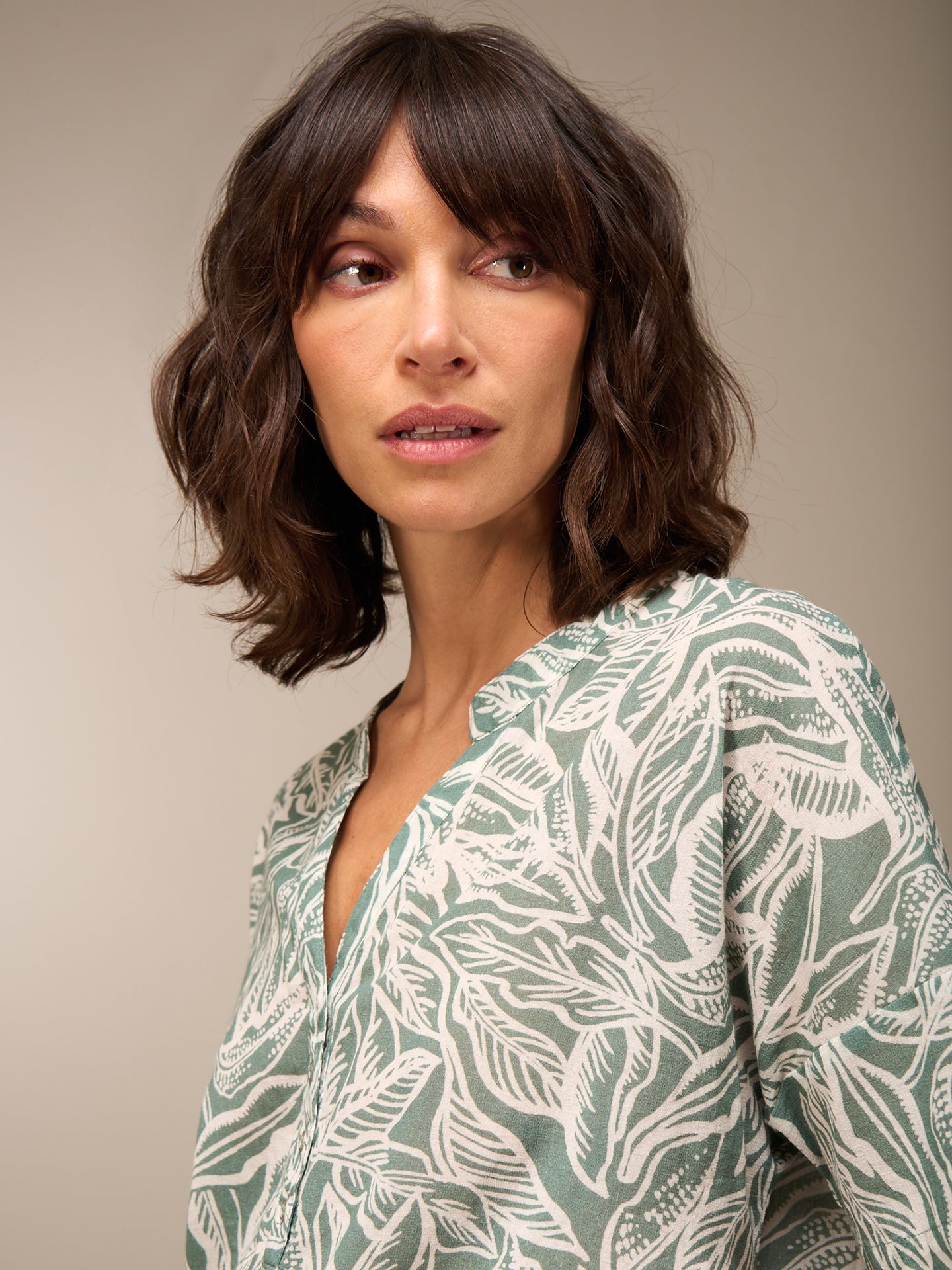 Blusa con collo alto
