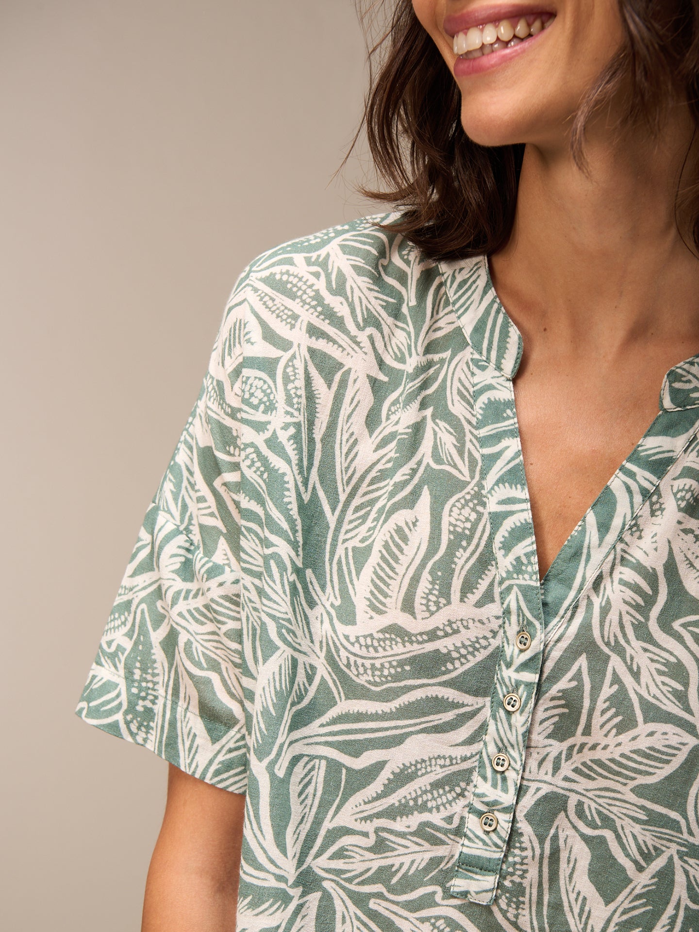 Blusa con collo alto