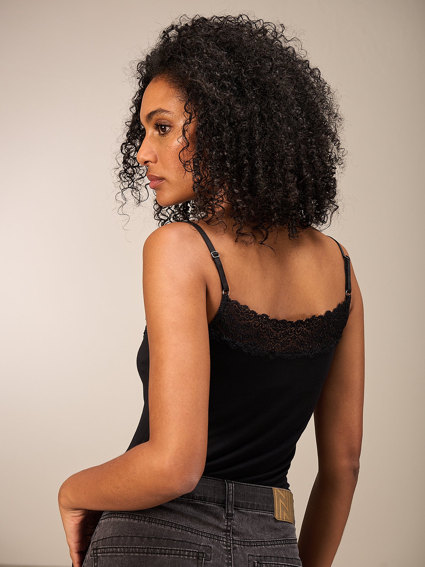 Trägertop mit Spitzenbesatz