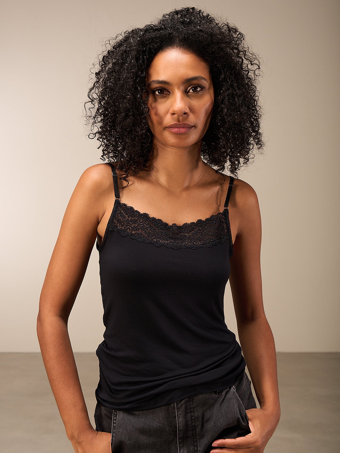 Trägertop mit Spitzenbesatz