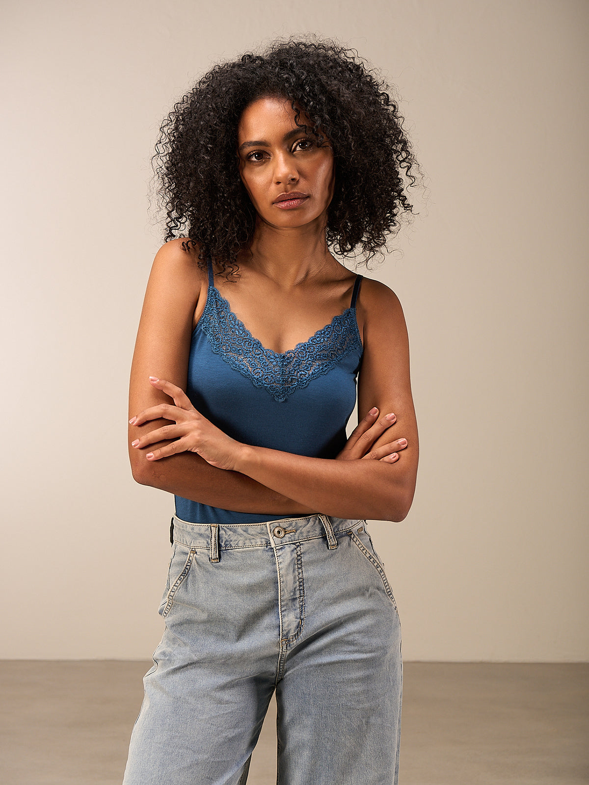 Top con spalline e finiture in pizzo