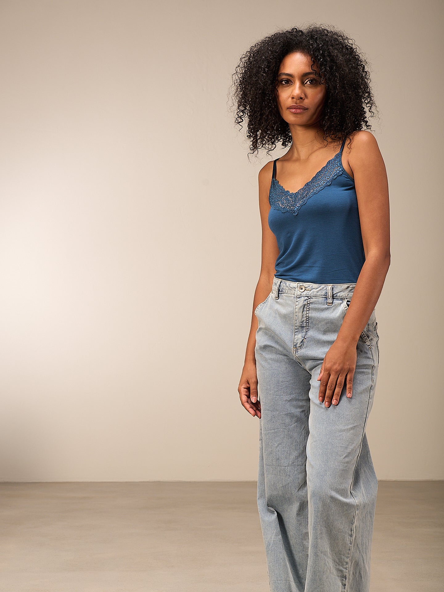 Trägertop mit Spitzenbesatz