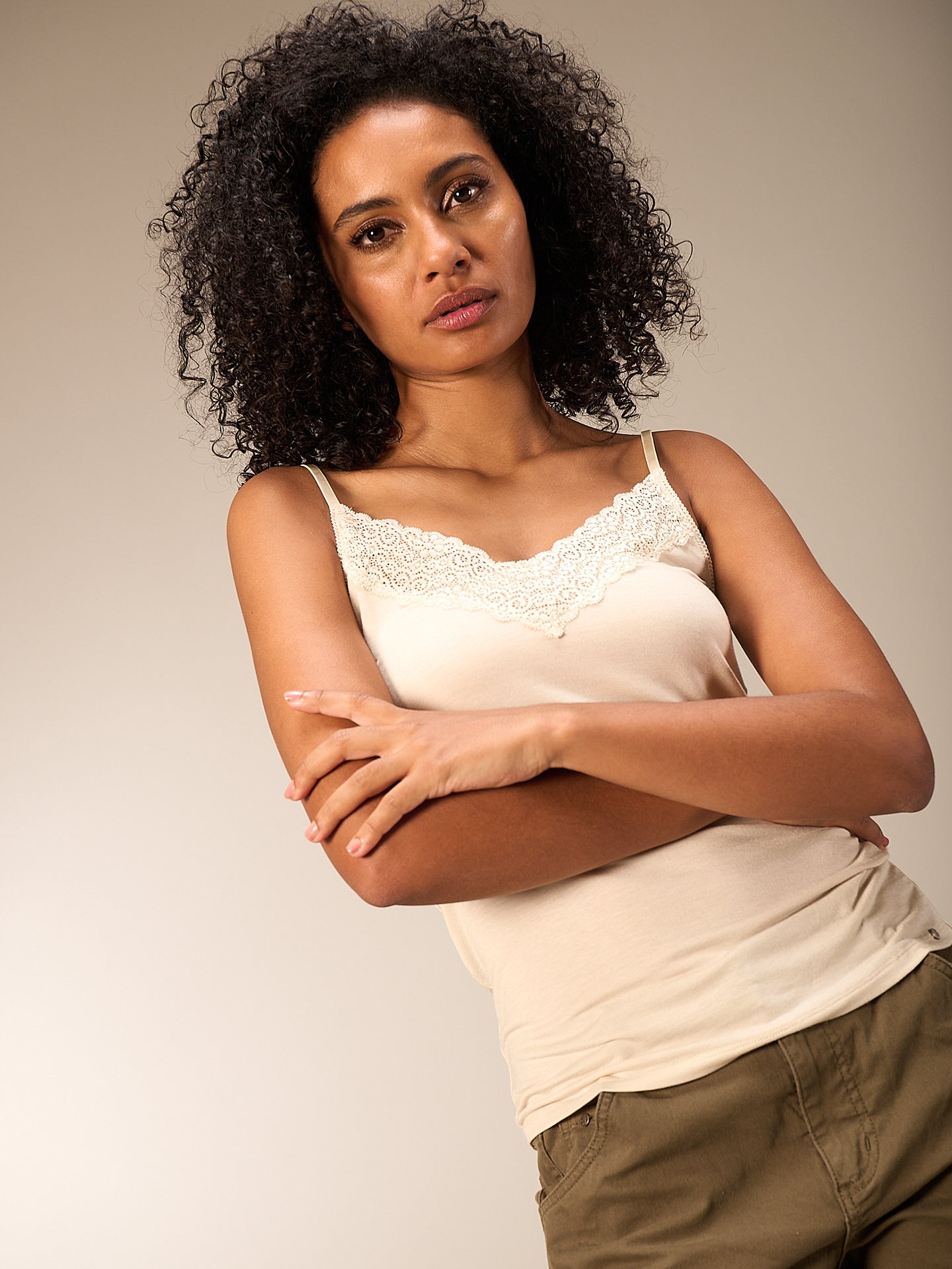 Trägertop mit Spitzenbesatz