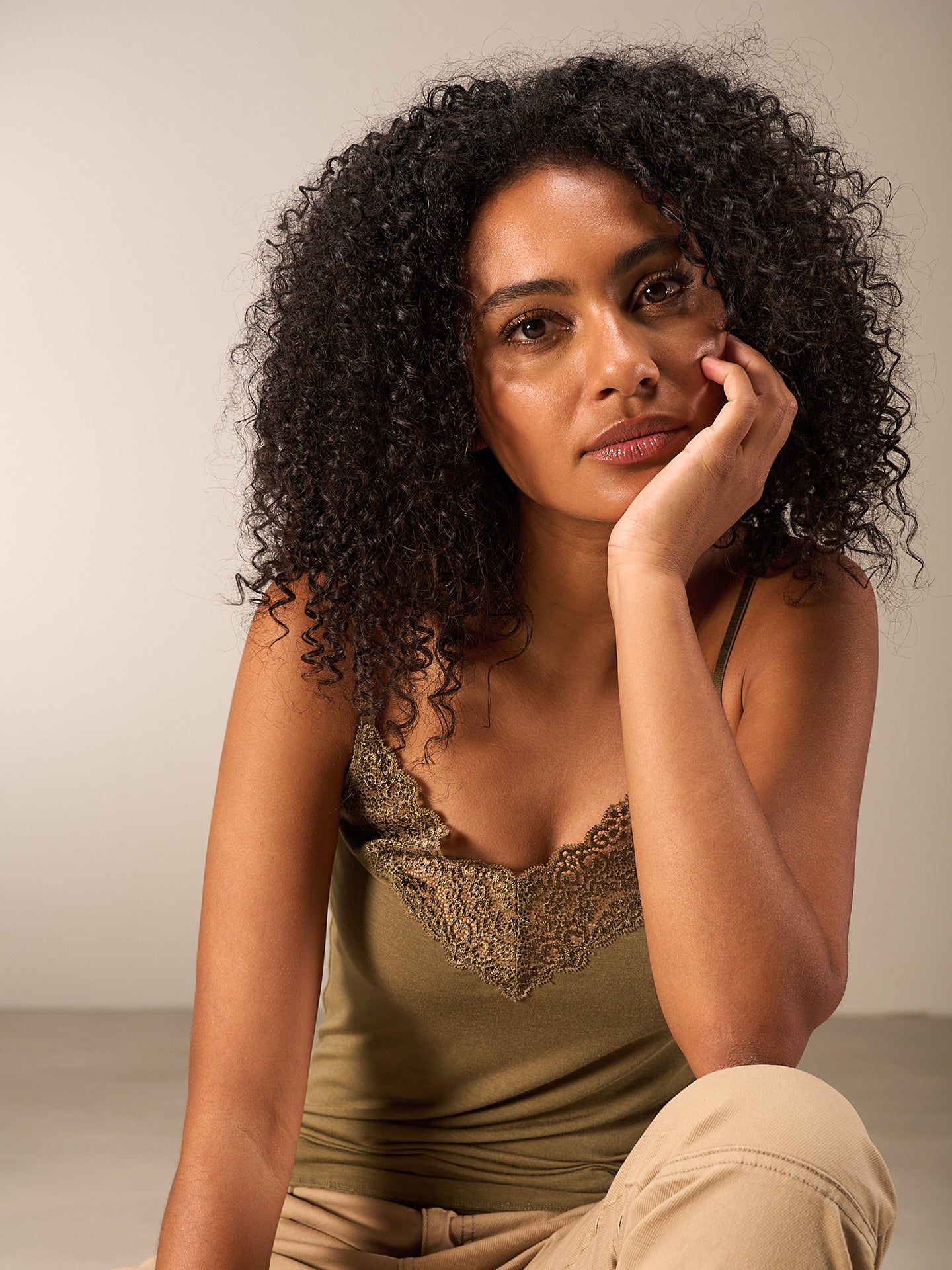 Trägertop mit Spitzenbesatz