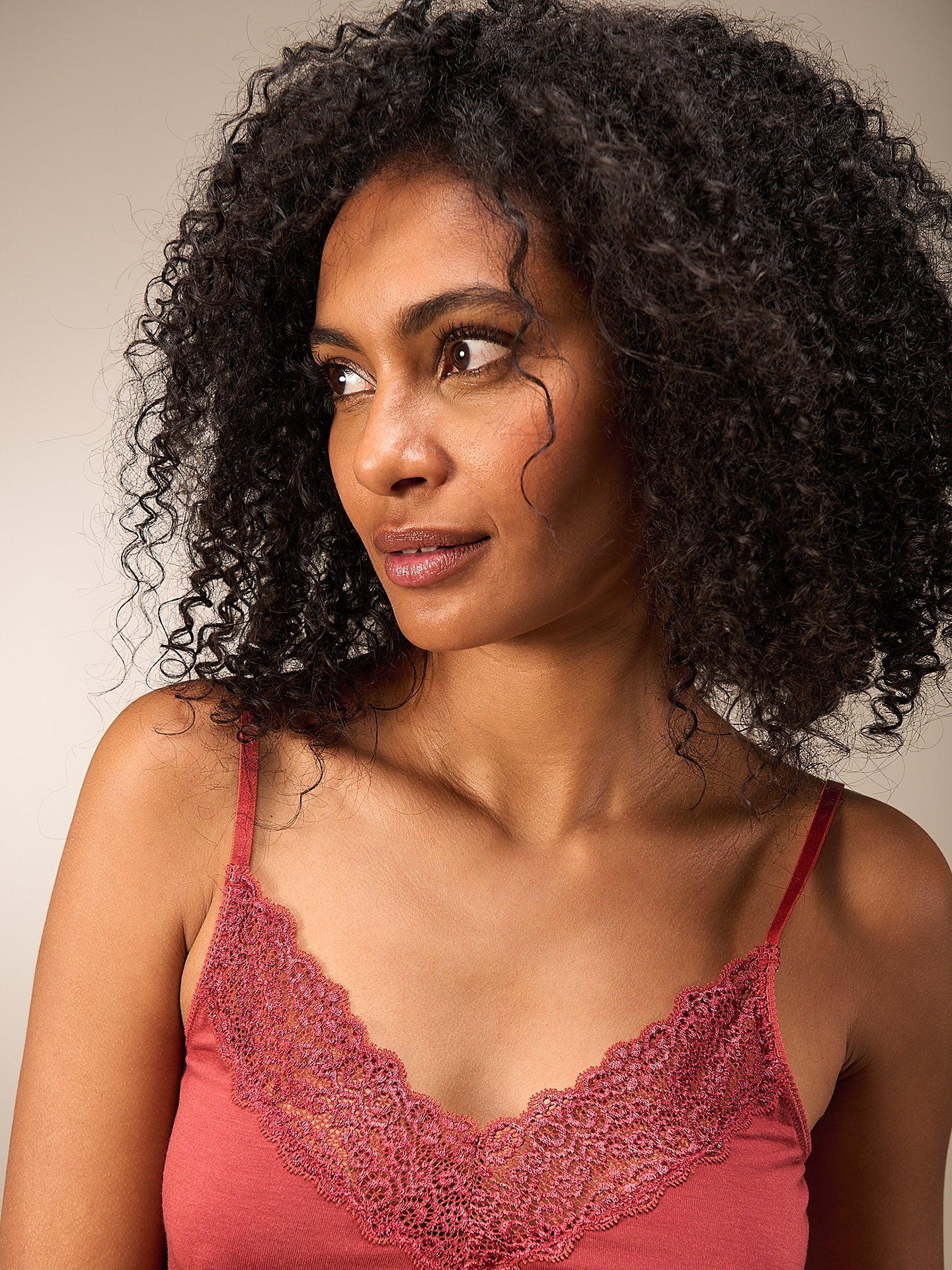 Trägertop mit Spitzenbesatz