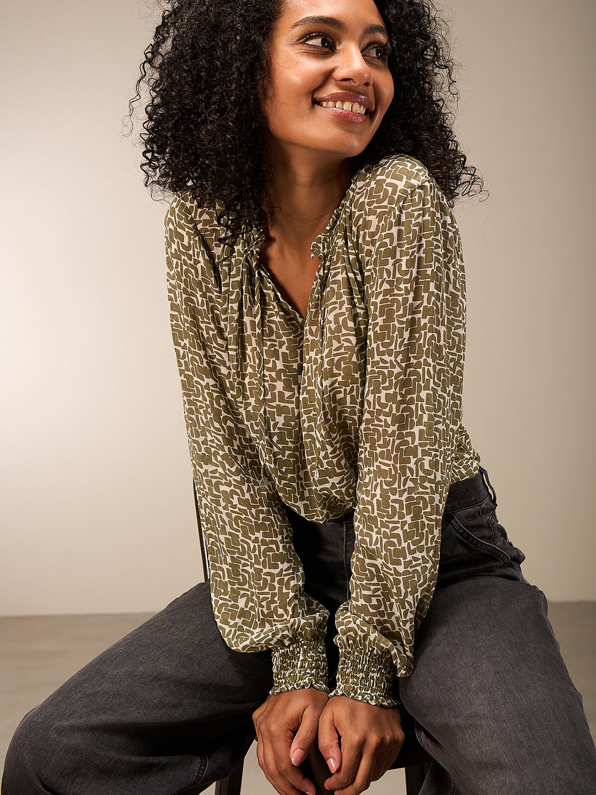 Blusa con dettaglio a balze