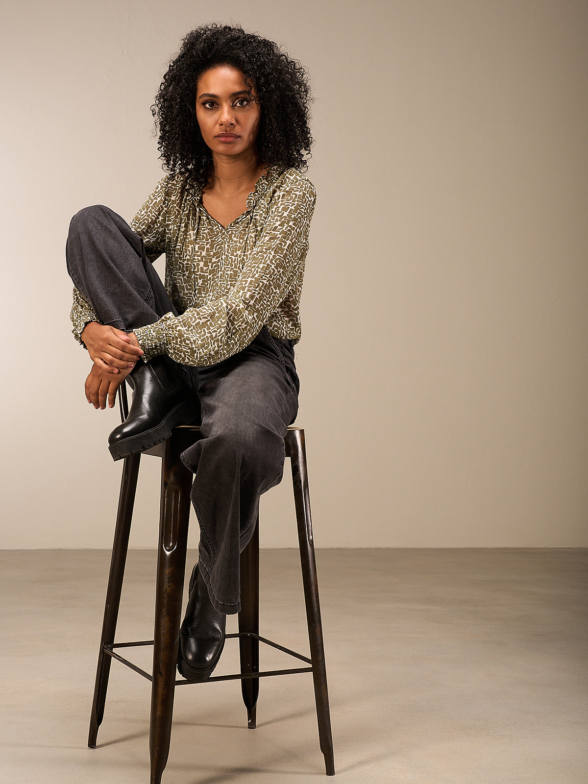 Blusa con dettaglio a balze