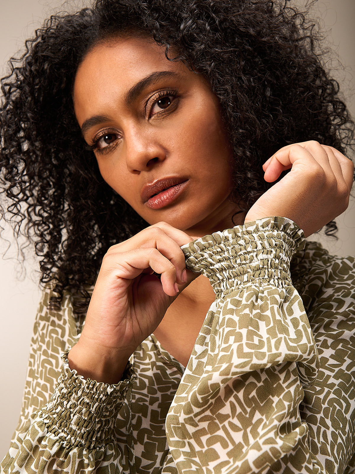 Blusa con dettaglio a balze