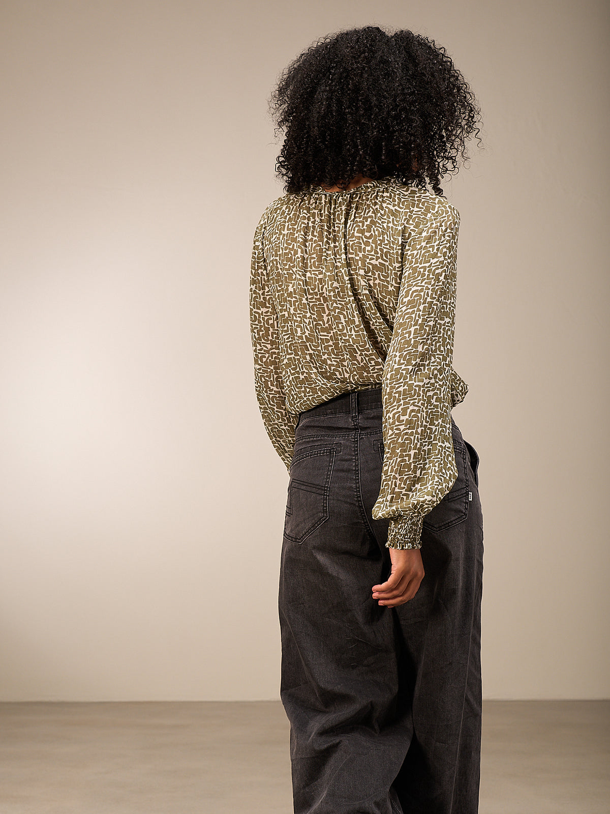 Blusa con dettaglio a balze