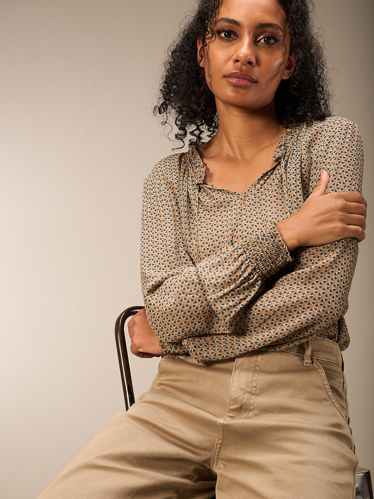 Blusa con dettaglio a balze