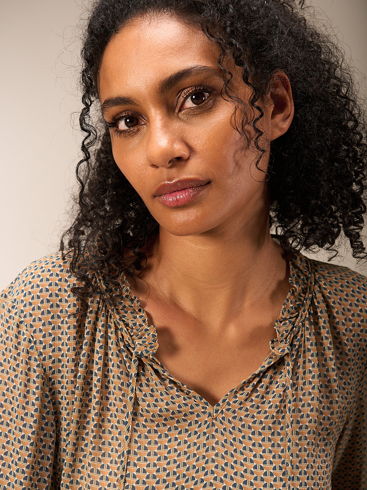 Blusa con dettaglio a balze