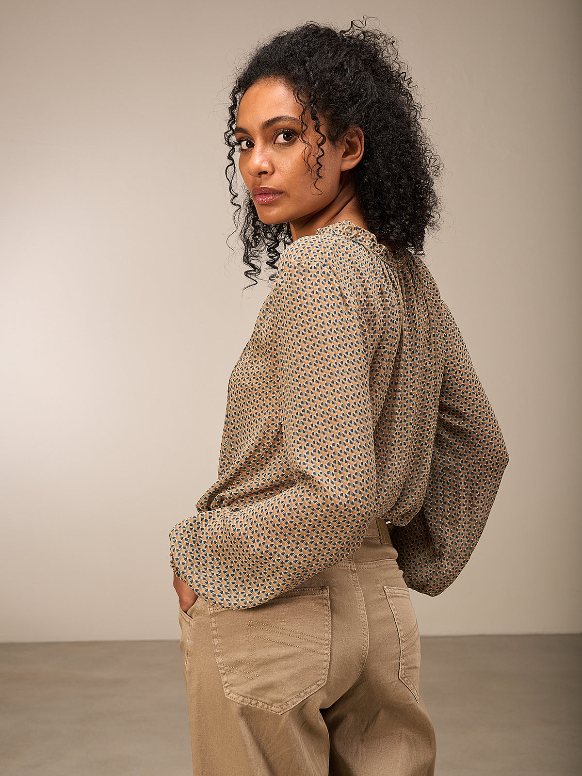 Blusa con dettaglio a balze