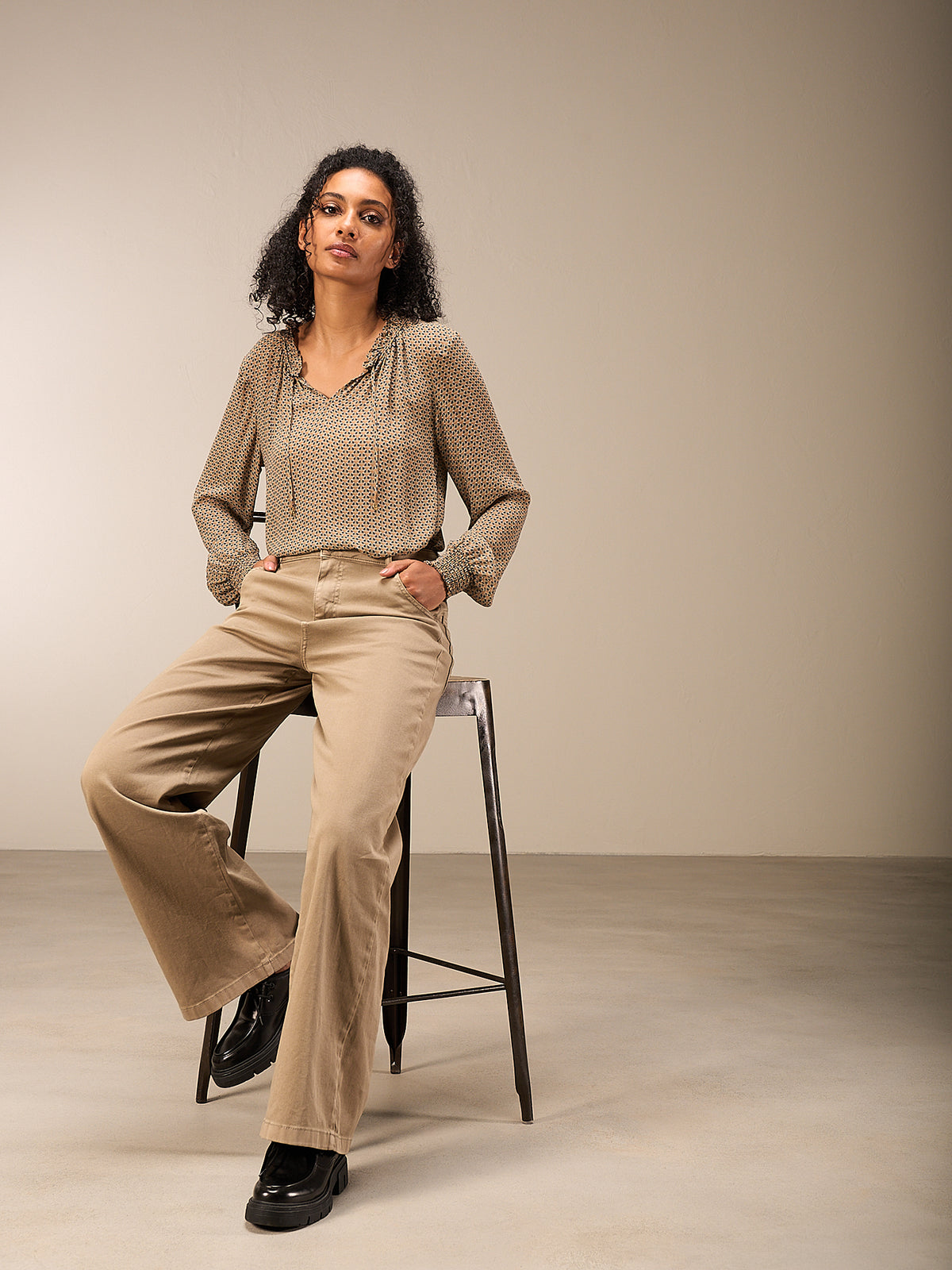 Blusa con dettaglio a balze