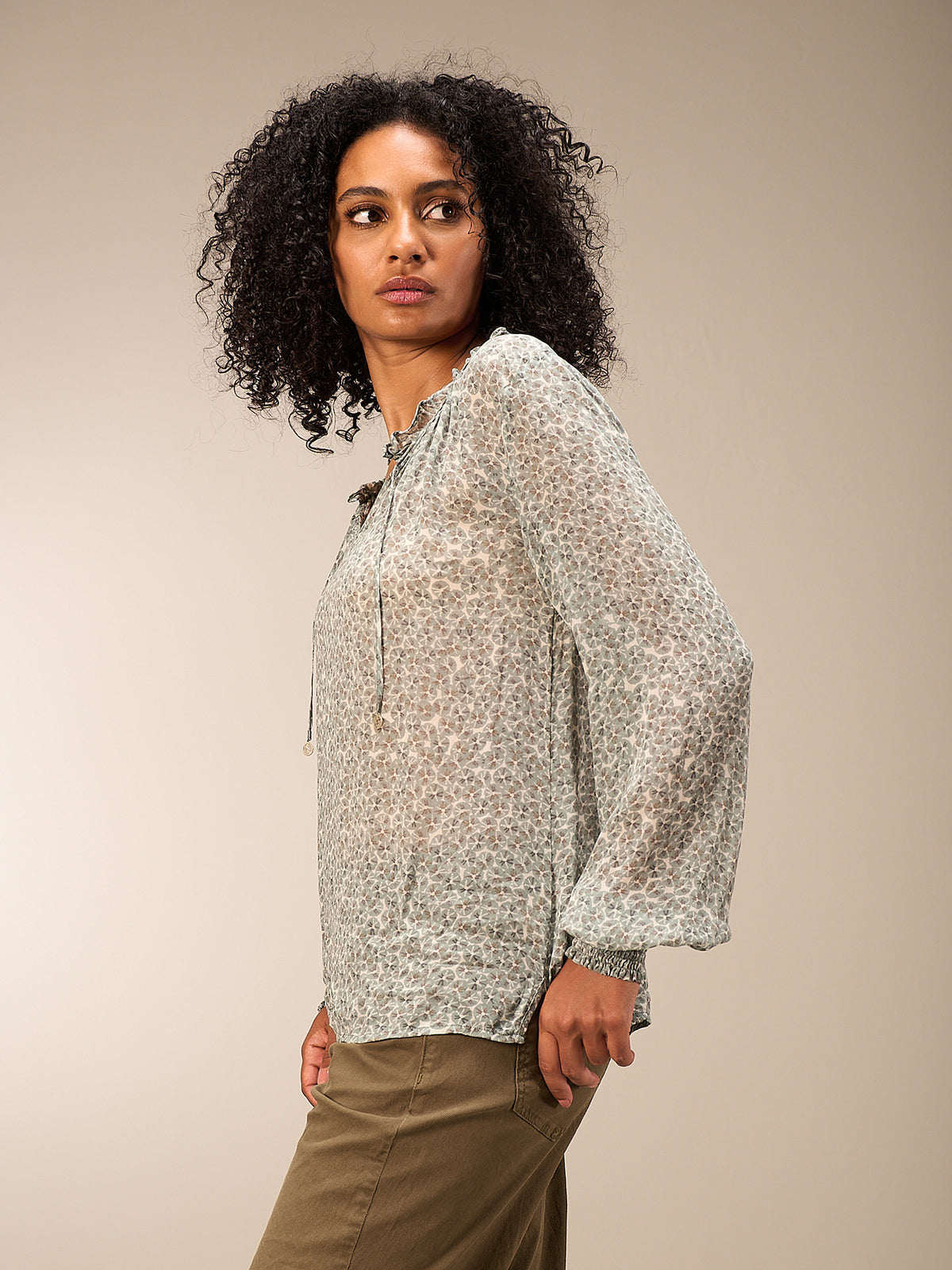 Blusa con dettaglio a balze