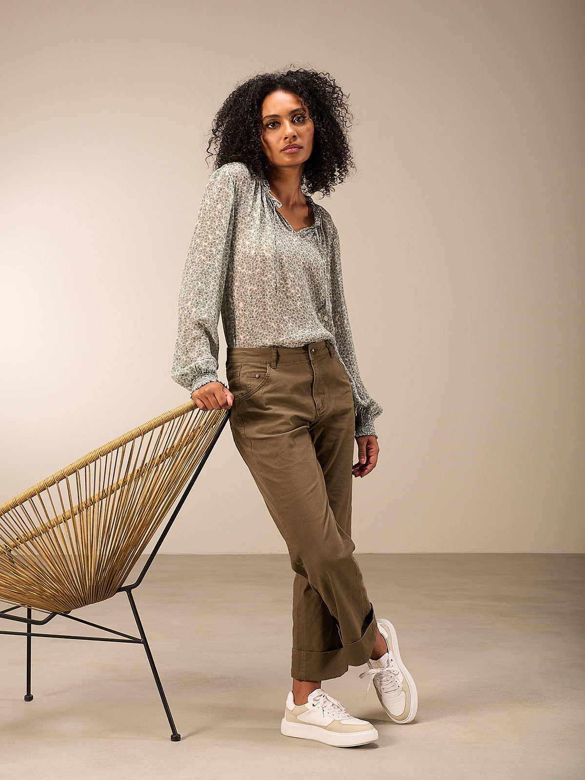 Blusa con dettaglio a balze
