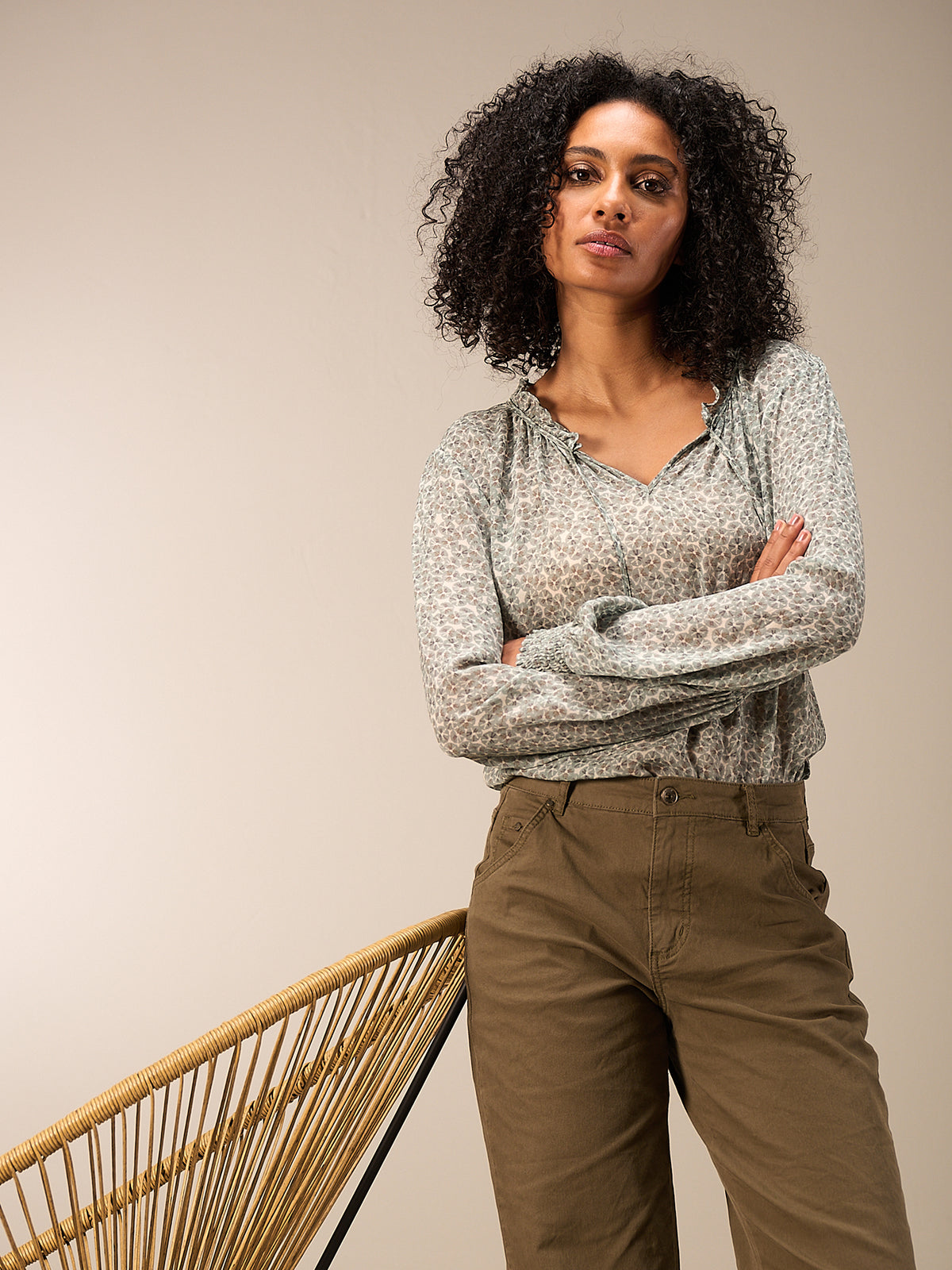 Blusa con dettaglio a balze