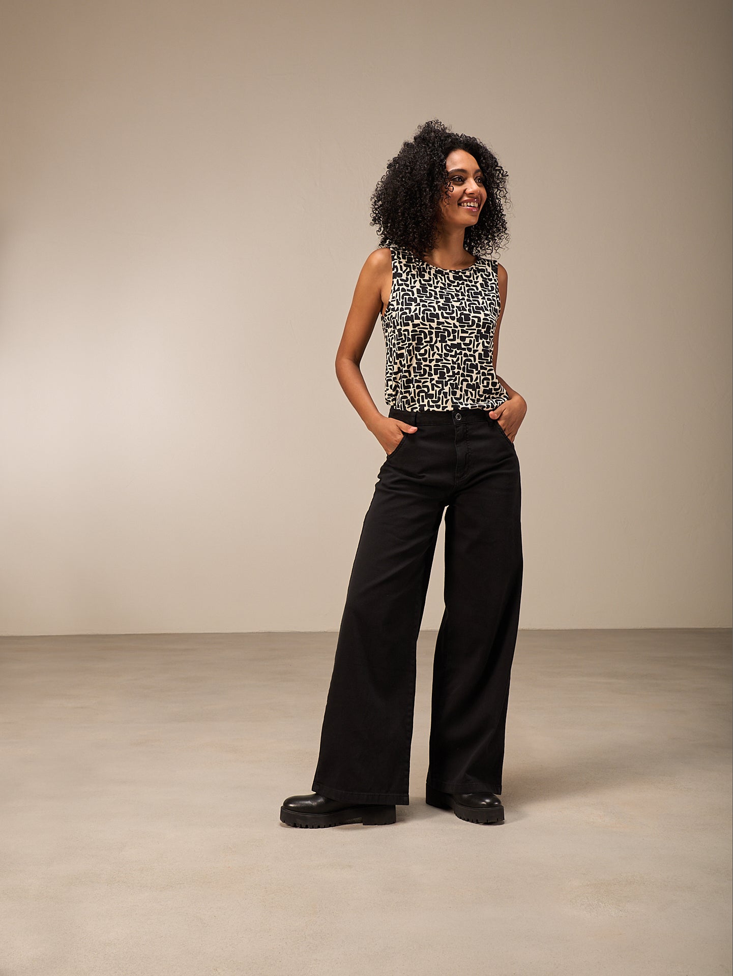 Wide-leg trousers