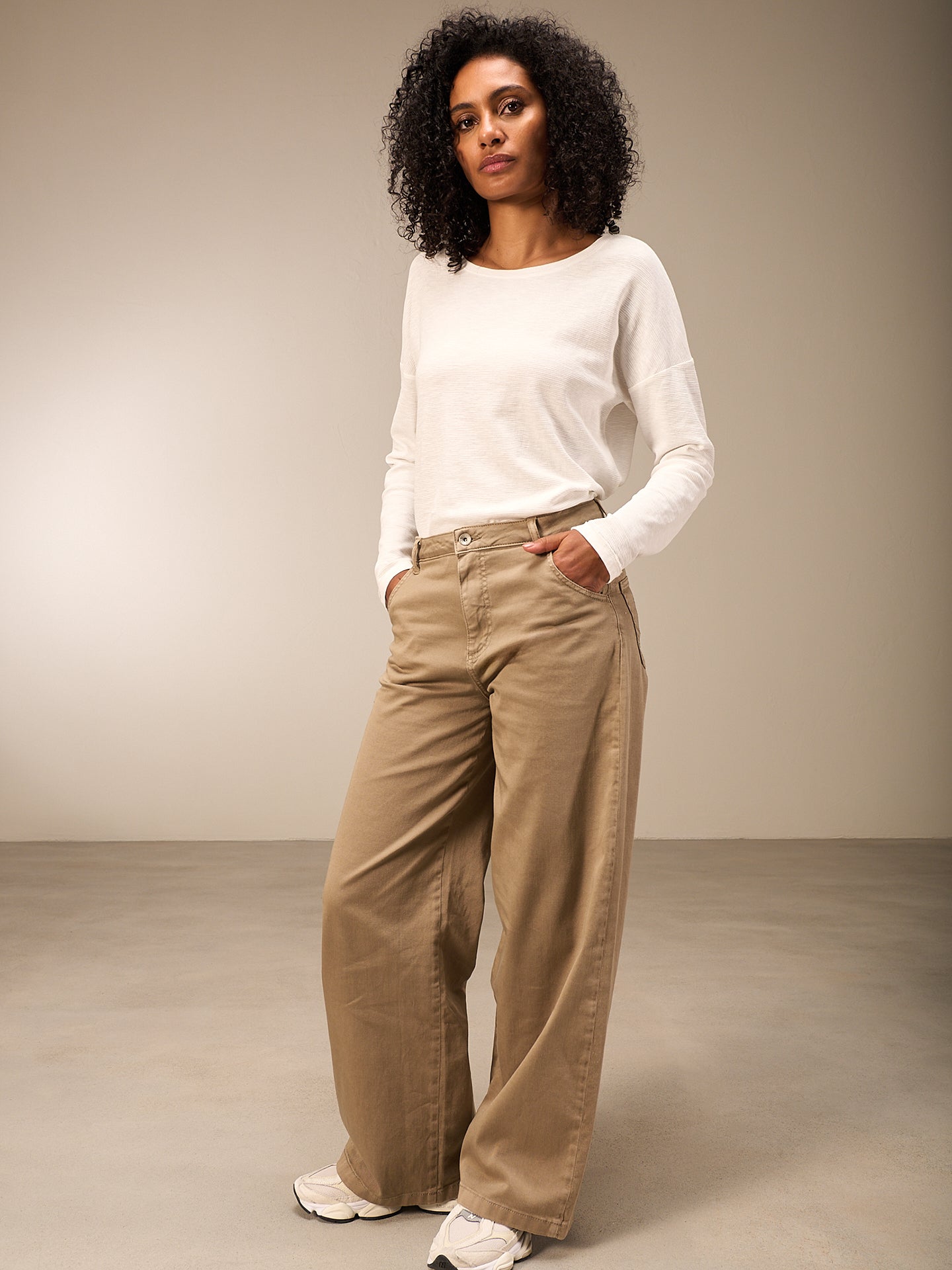 Wide-leg trousers