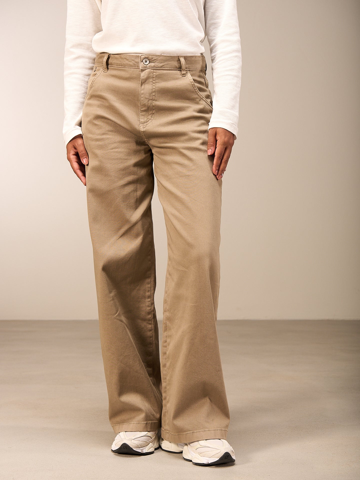 Wide-leg trousers