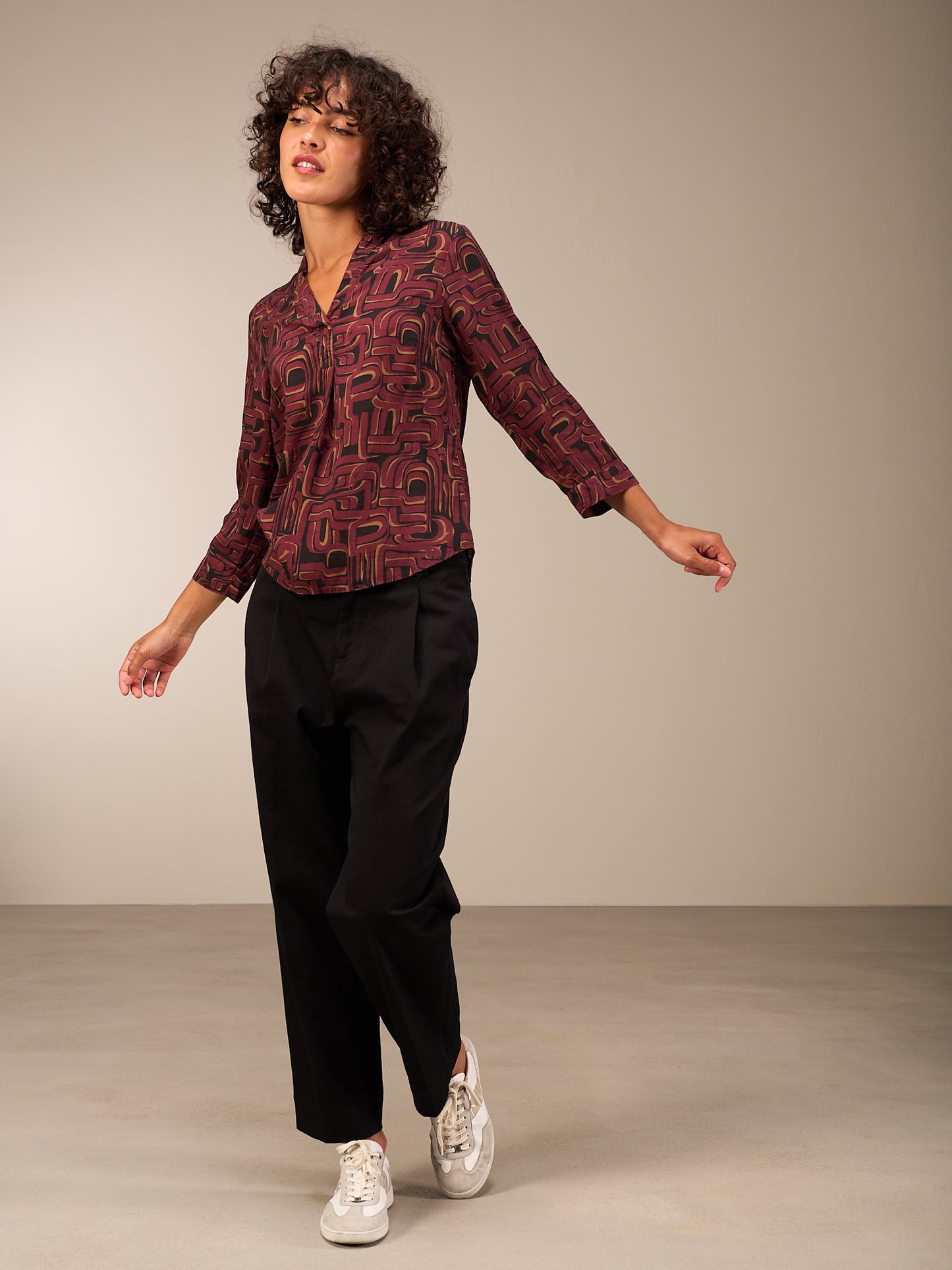 Blusa con collo alto