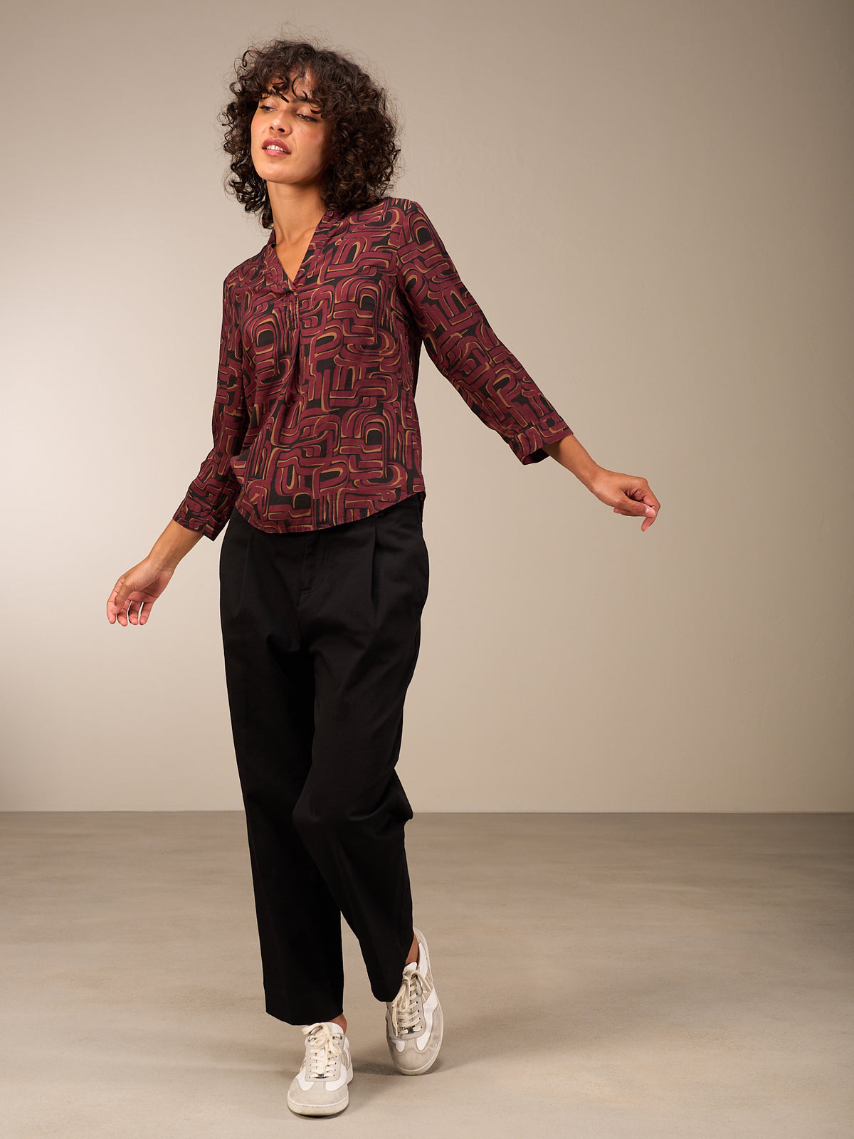 Blusa con collo alto