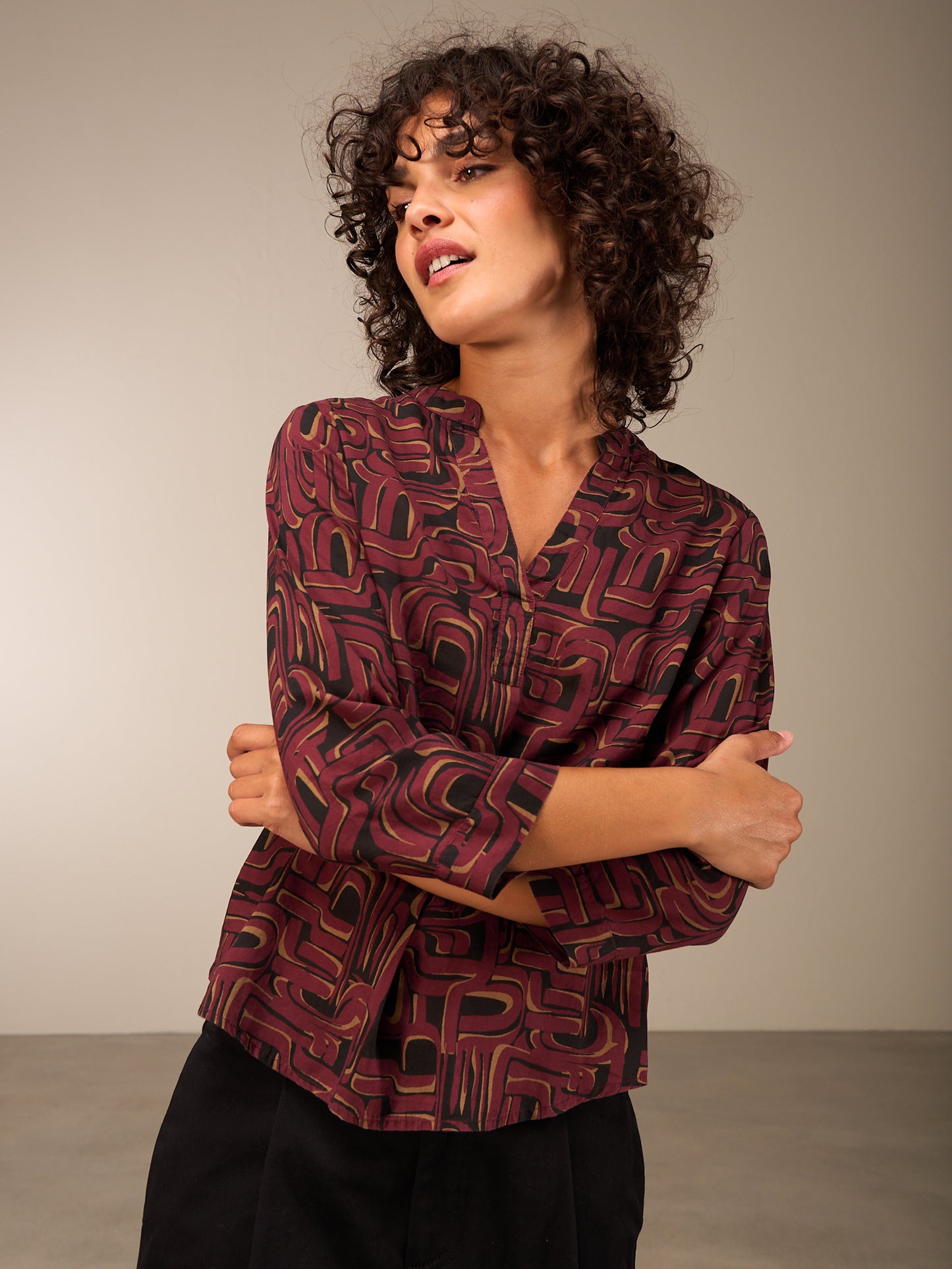 Blusa con collo alto