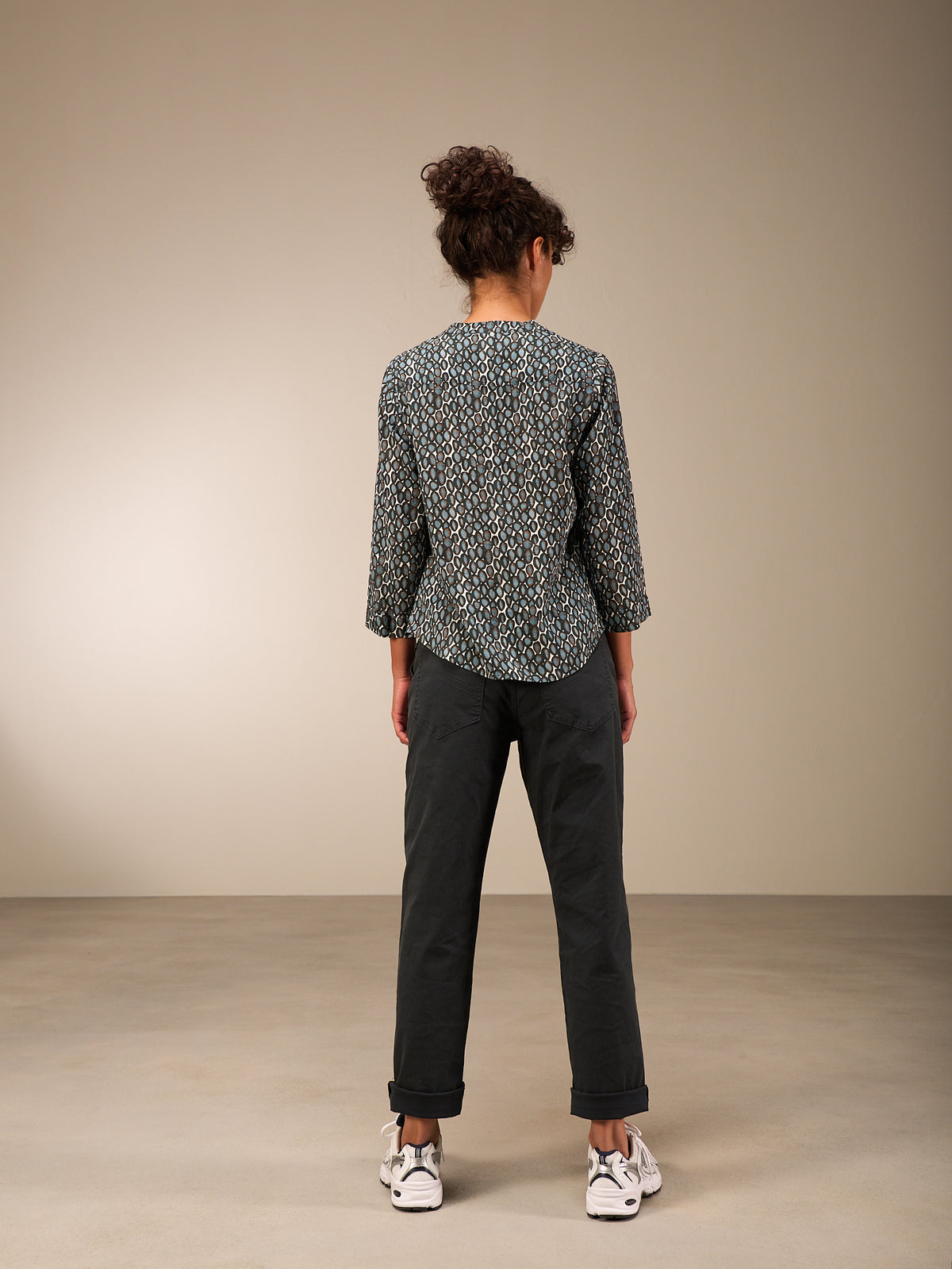 Blusa con collo alto