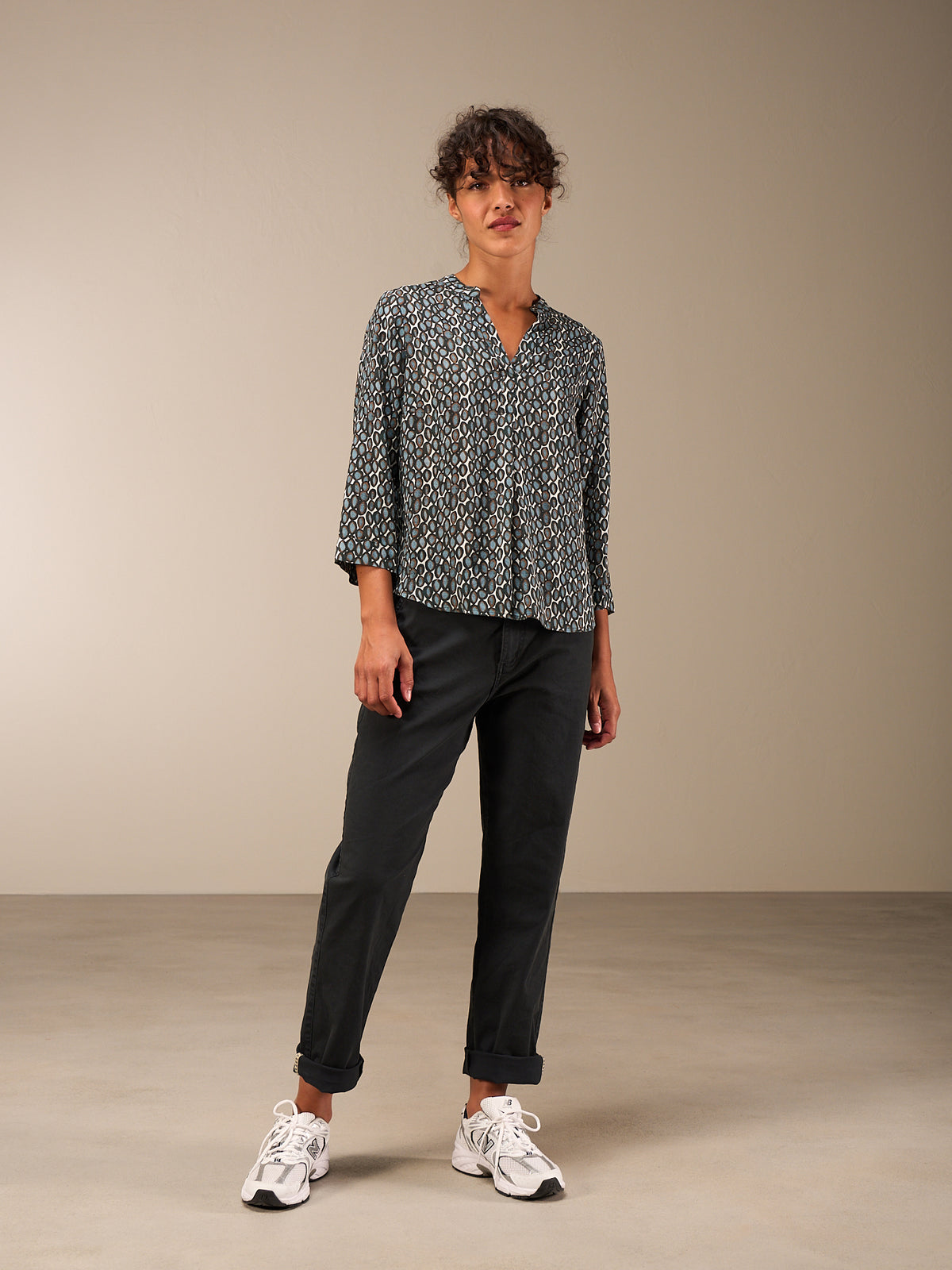 Blusa con collo alto