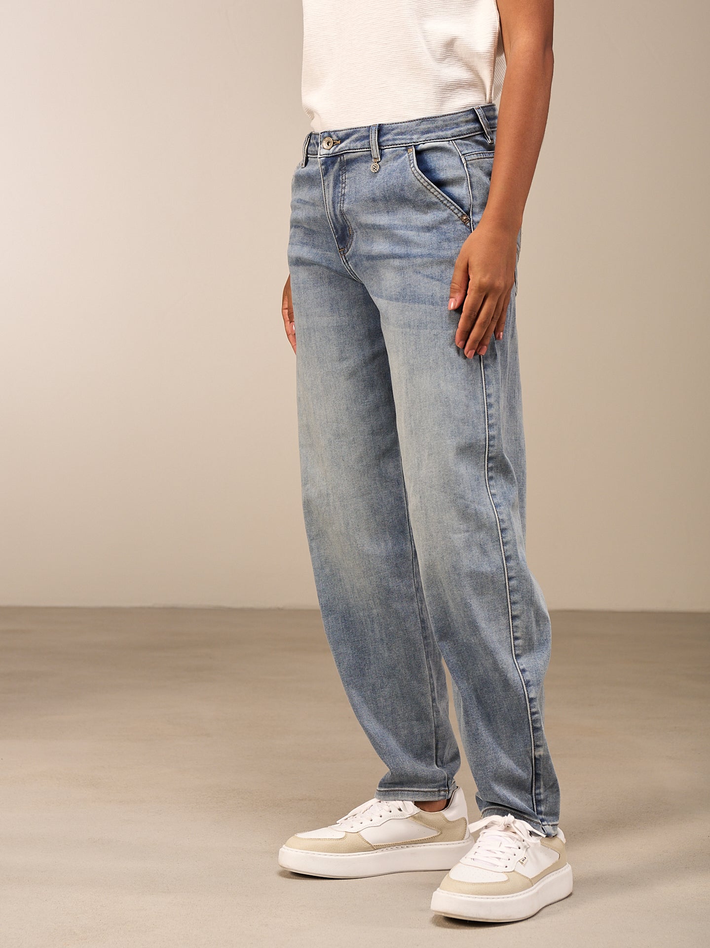 Barrel-leg jeans