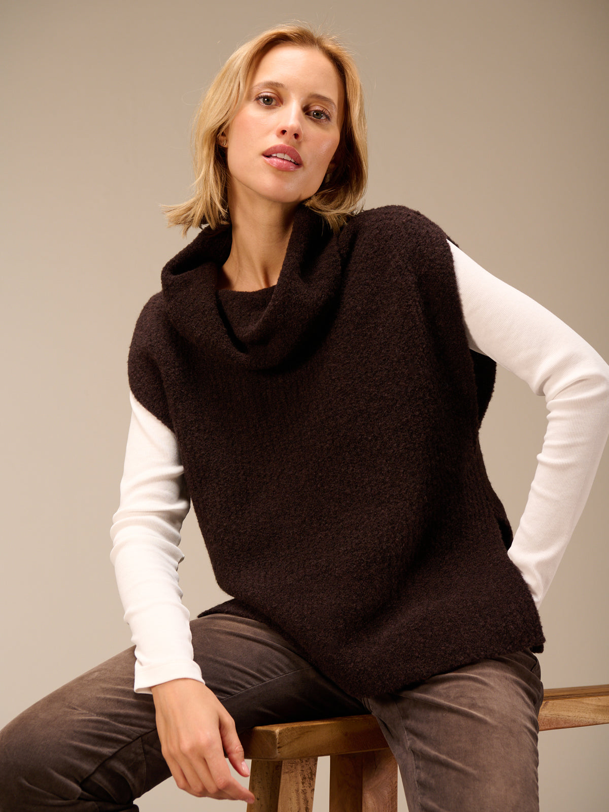 Sweater vest with collar