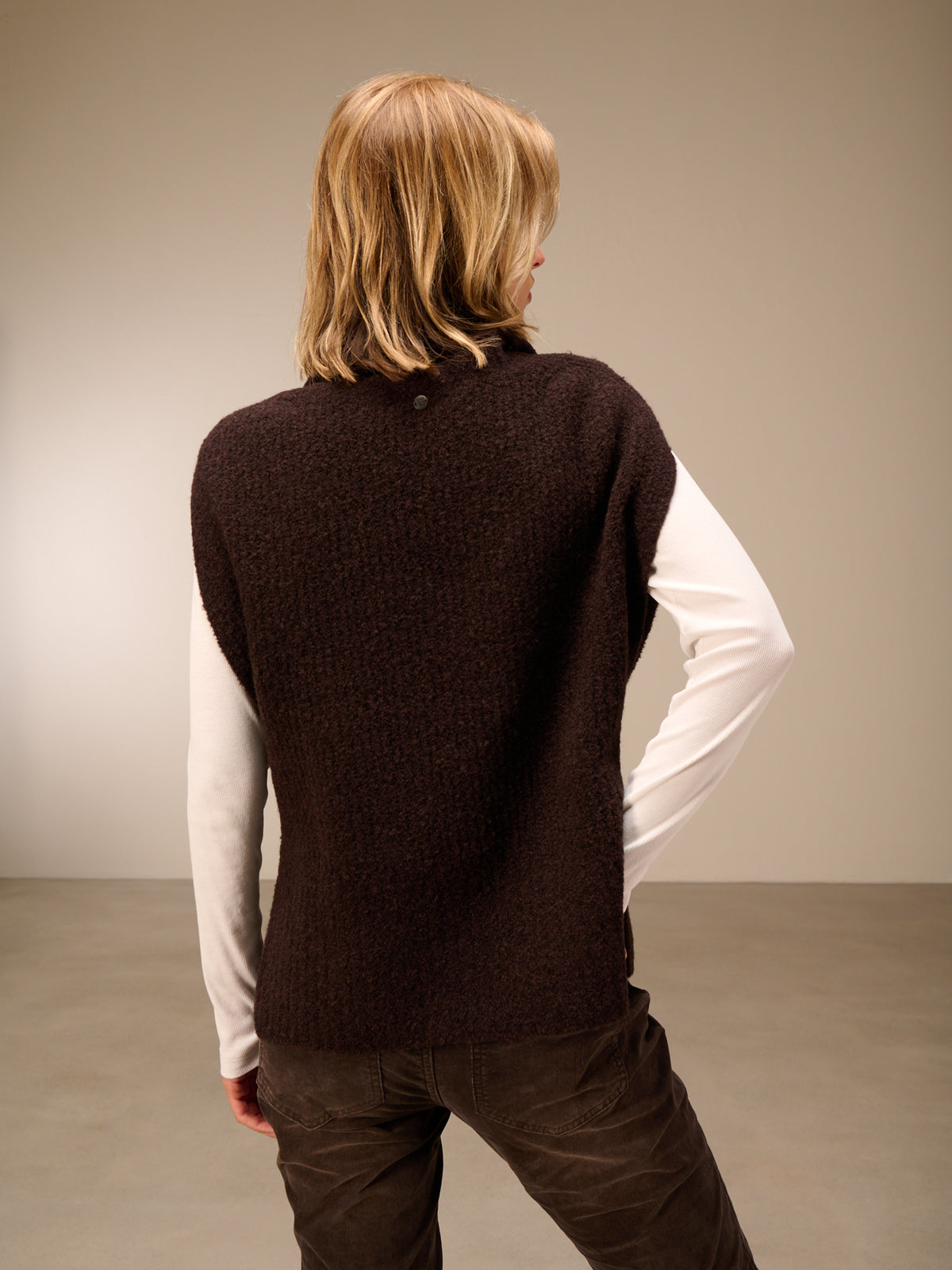 Sweater vest with collar
