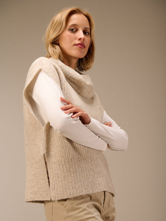 Sweater vest with collar