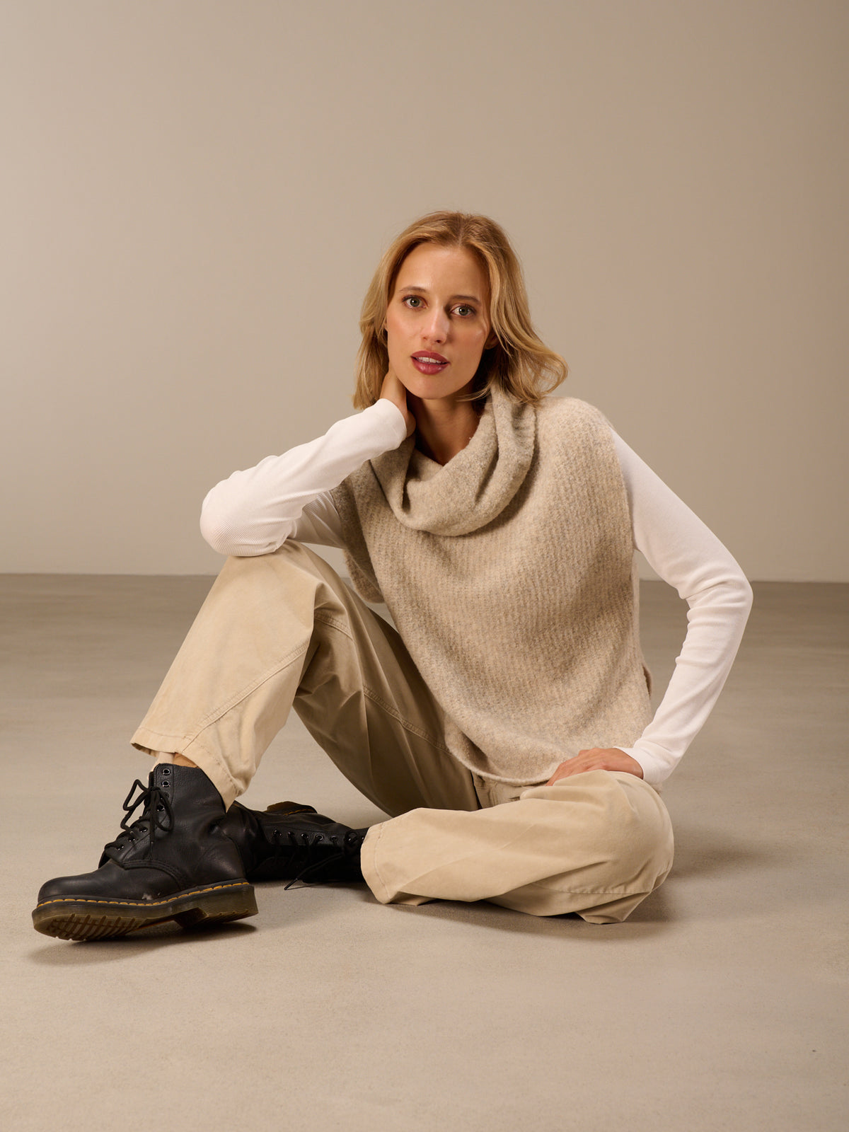 Sweater vest with collar