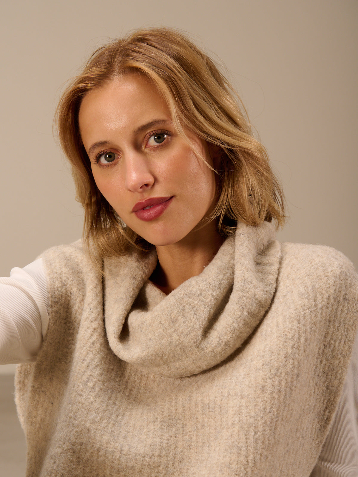 Sweater vest with collar