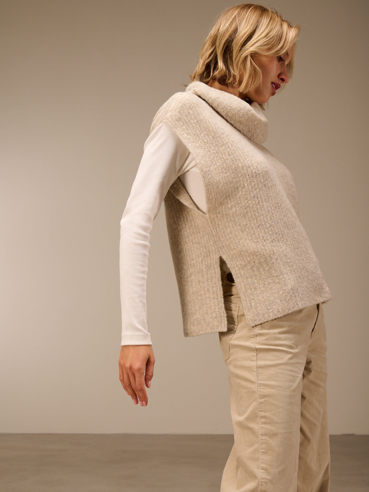 Sweater vest with collar
