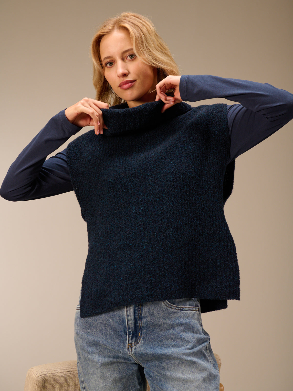 Sweater vest with collar