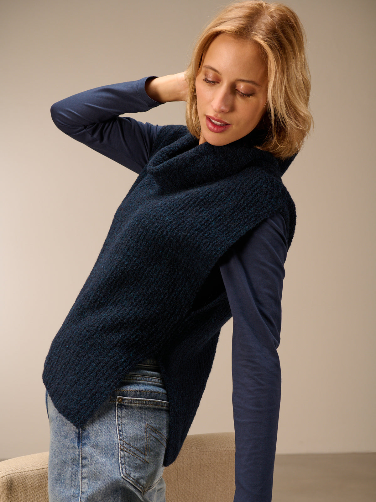 Sweater vest with collar