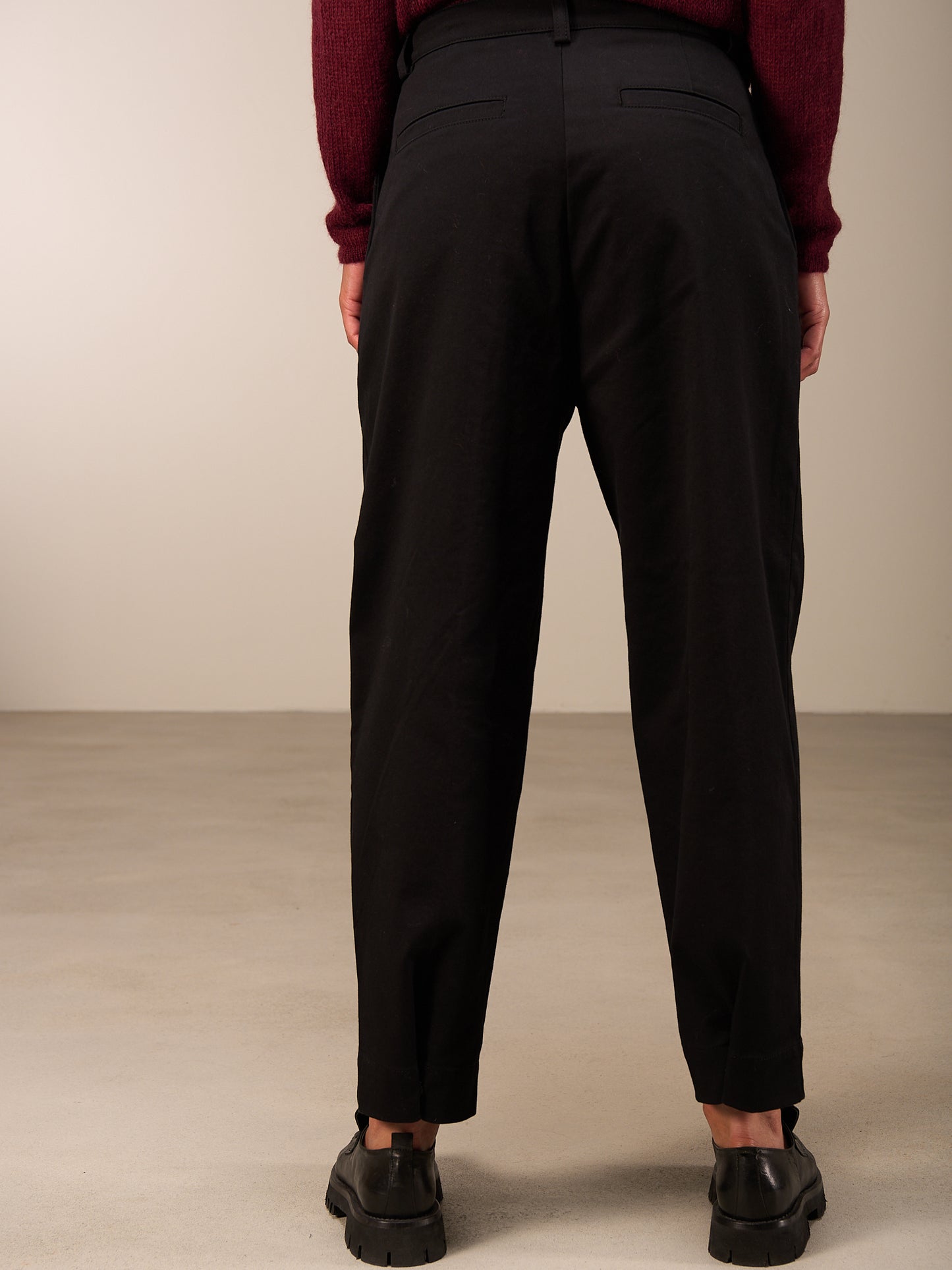 Barrel-leg trousers