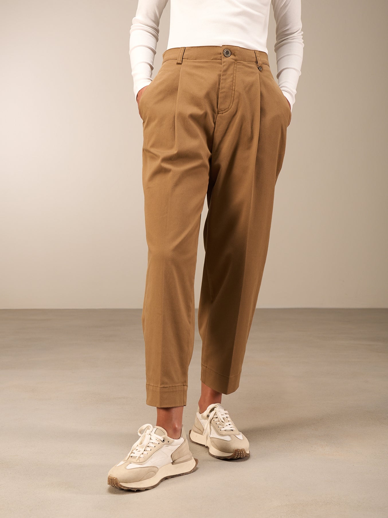 Barrel-leg trousers
