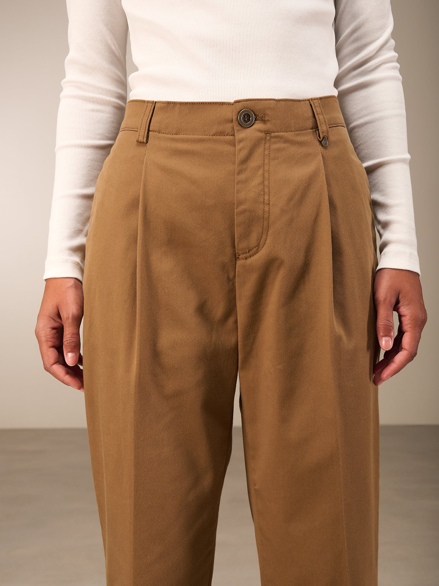 Barrel-leg trousers