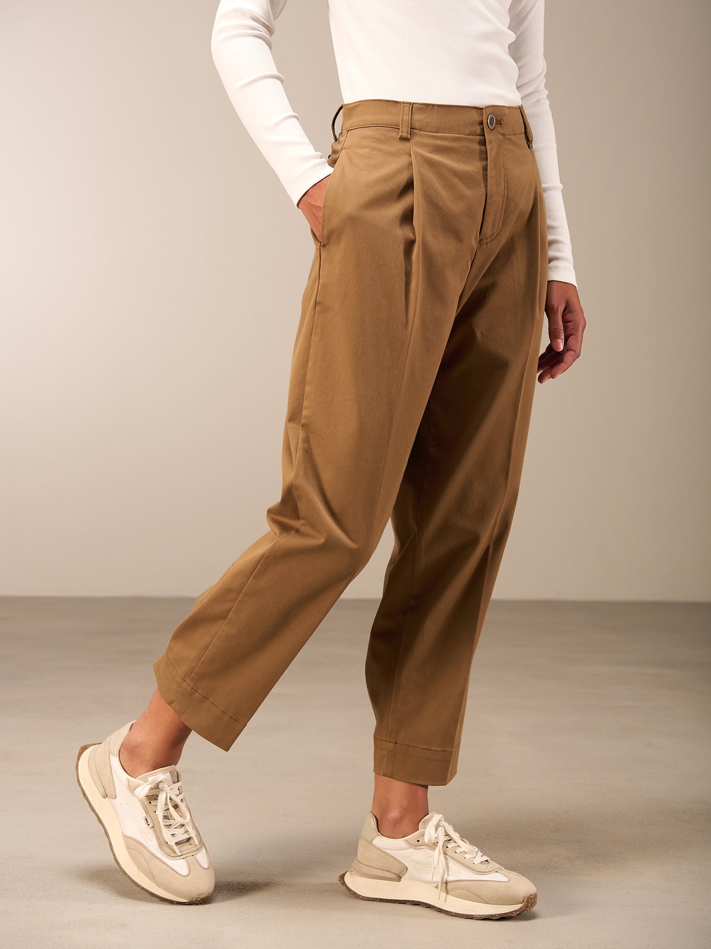 Barrel-leg trousers