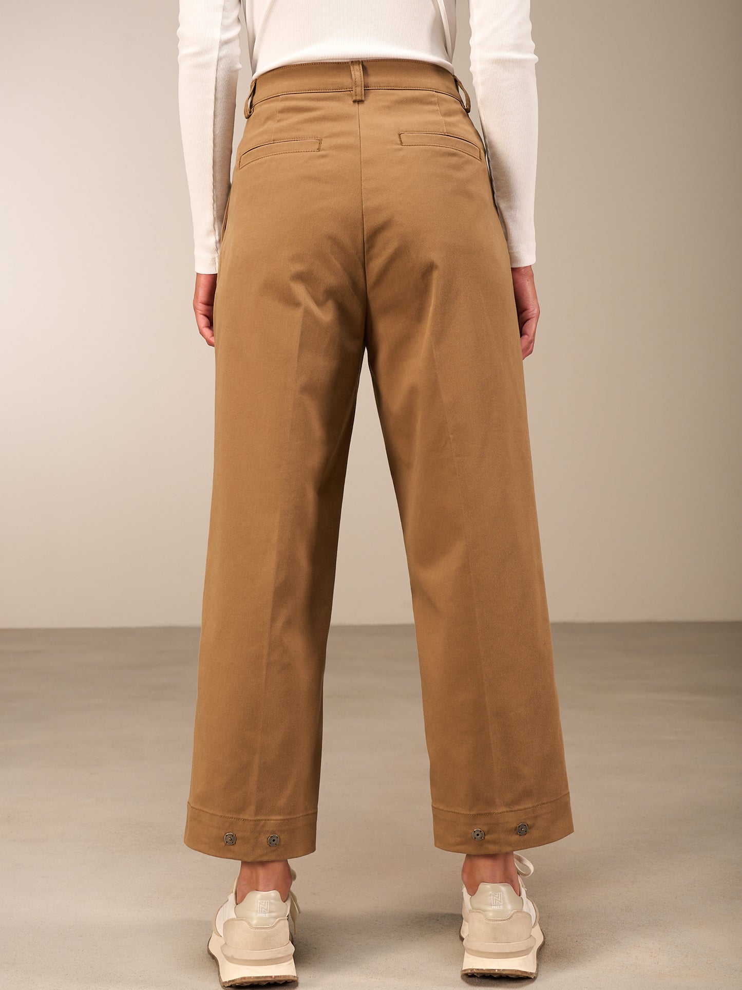 Barrel-leg trousers