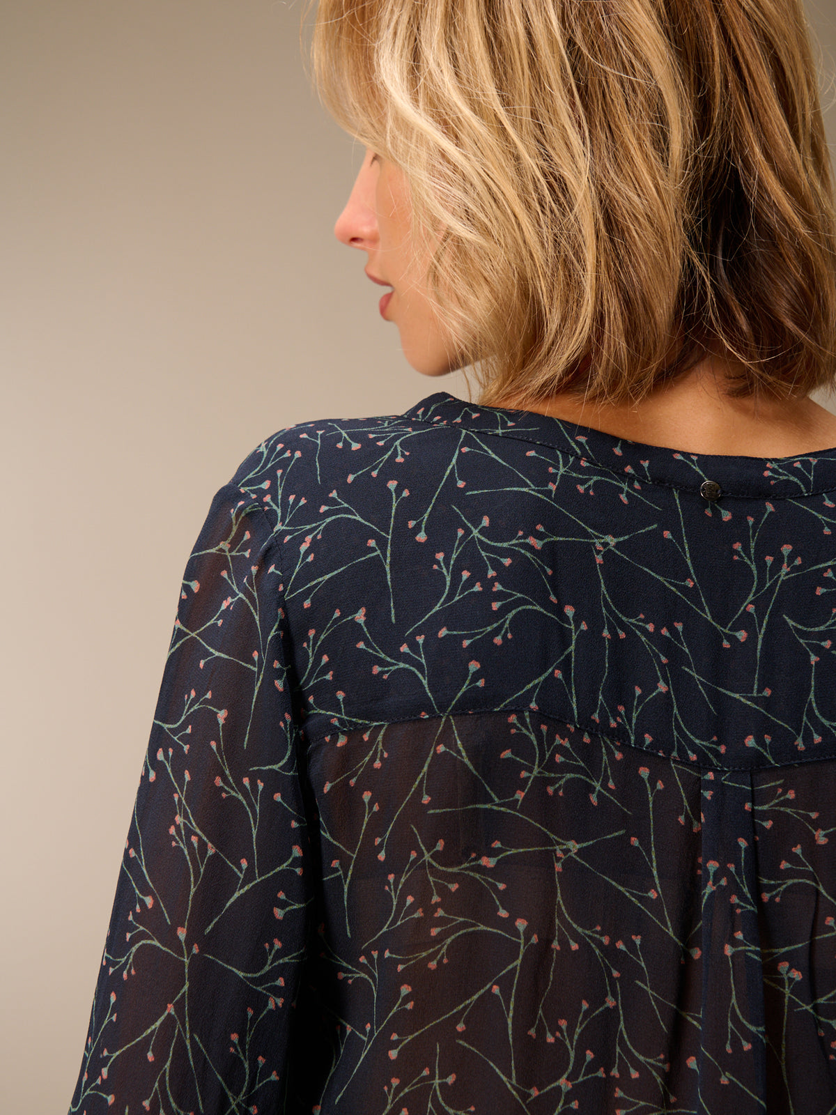 Blusa con scollo a V