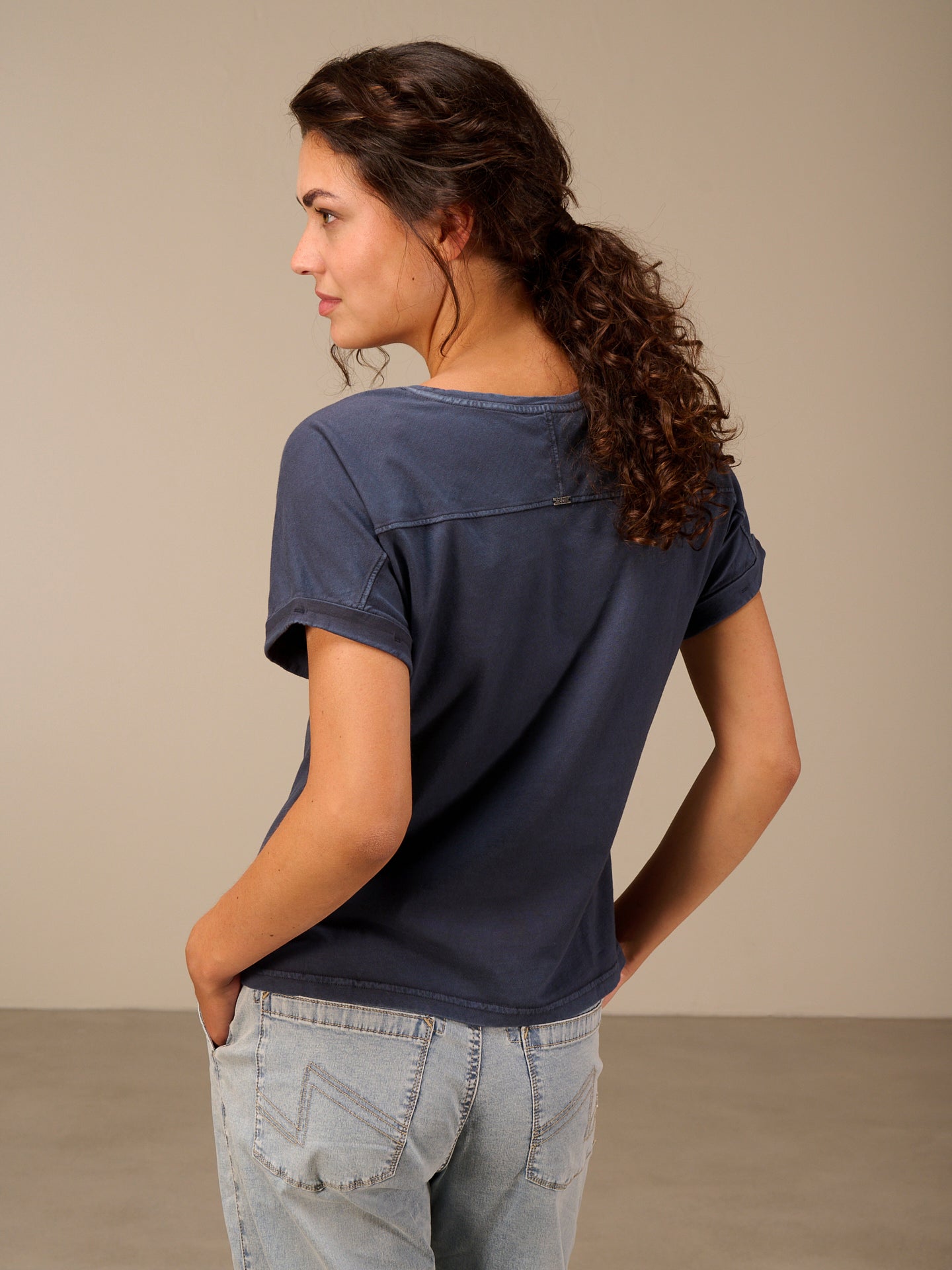 Shirt mit angeschnittenen Ärmeln