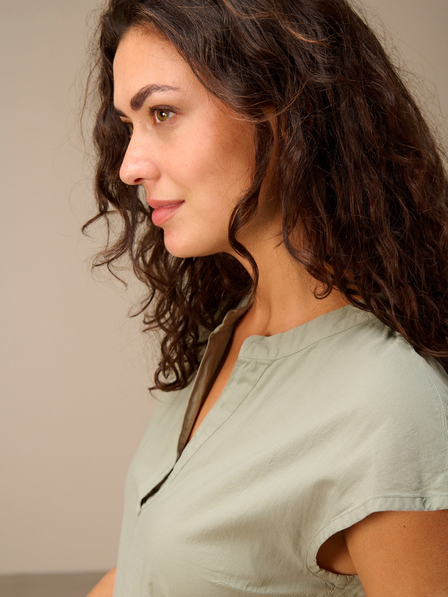 Kleid mit V-Ausschnitt