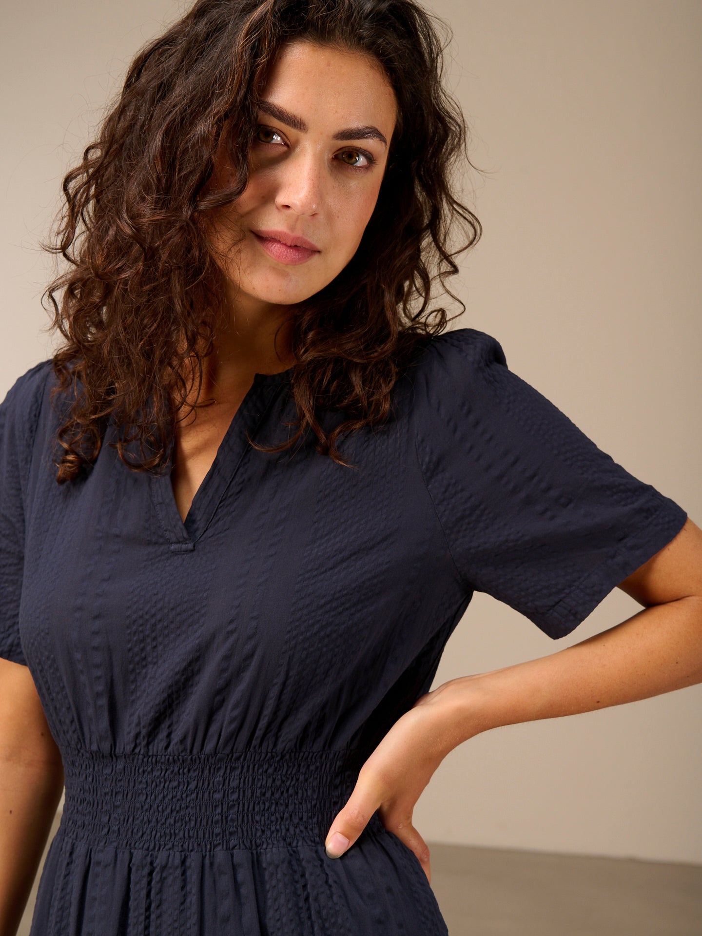 Kleid mit V-Ausschnitt