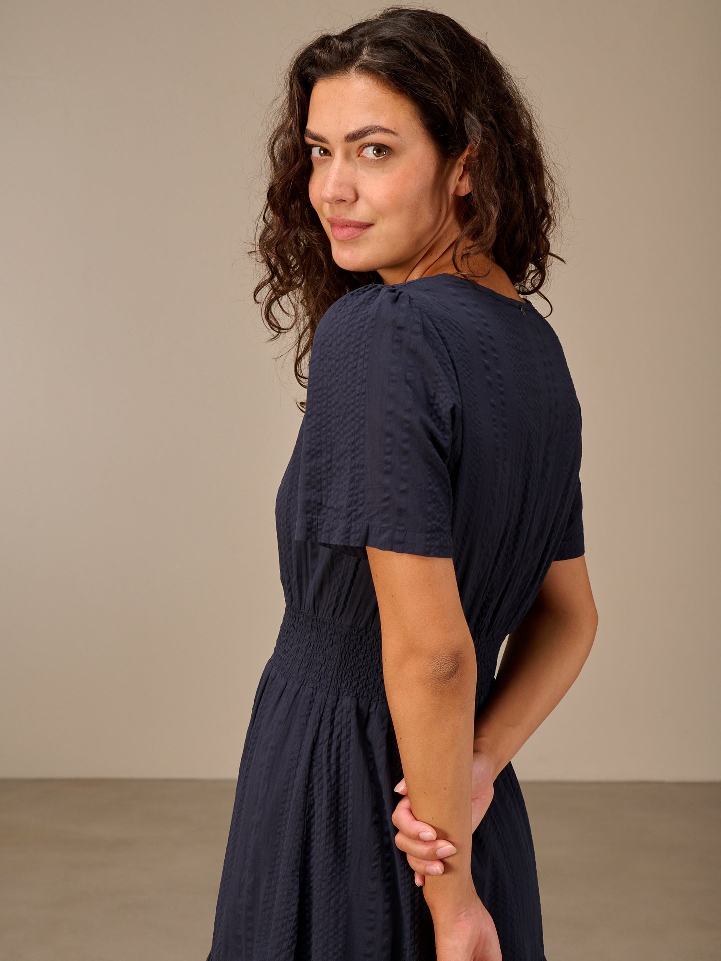 Kleid mit V-Ausschnitt