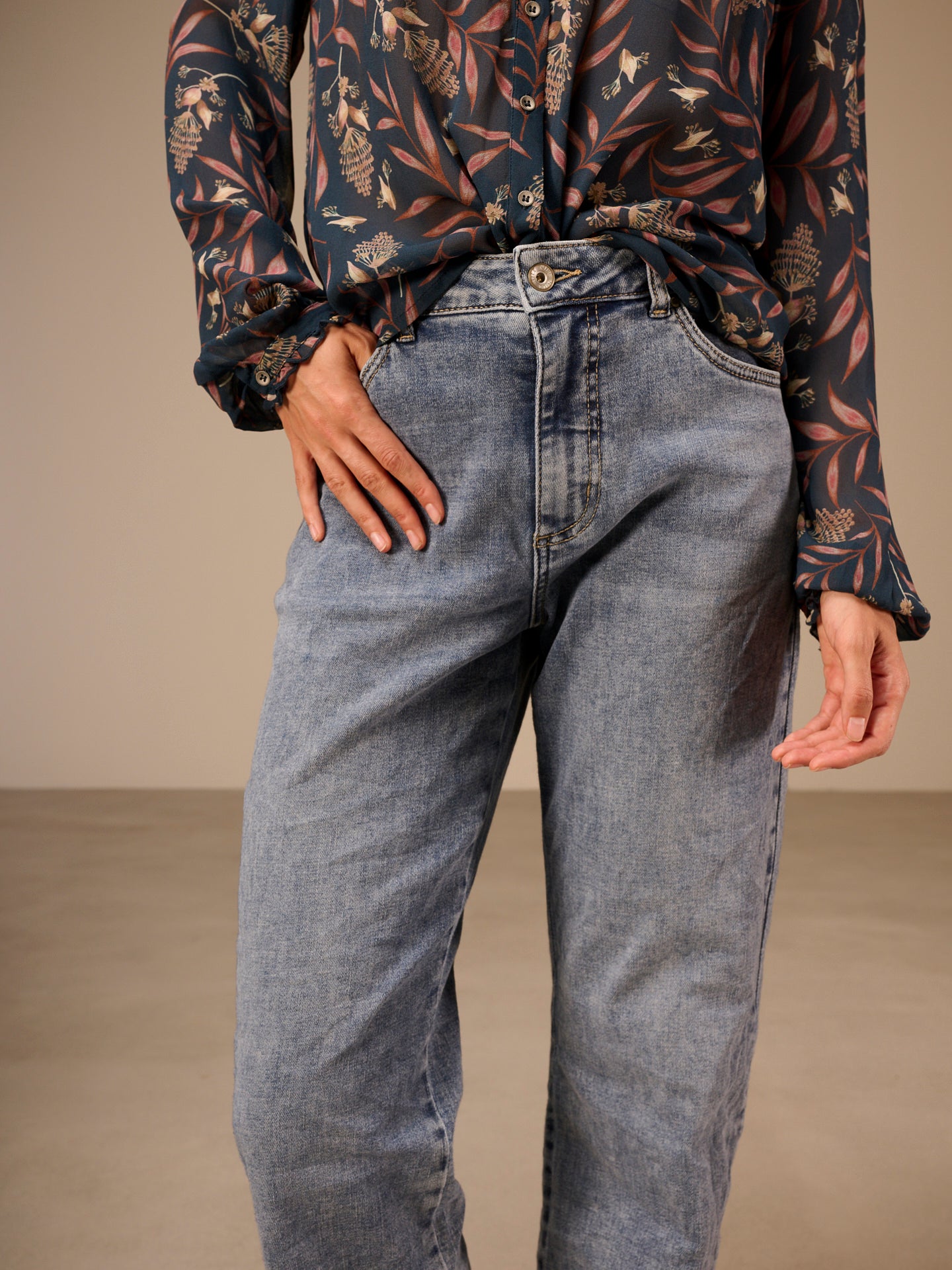 Straight-leg jeans