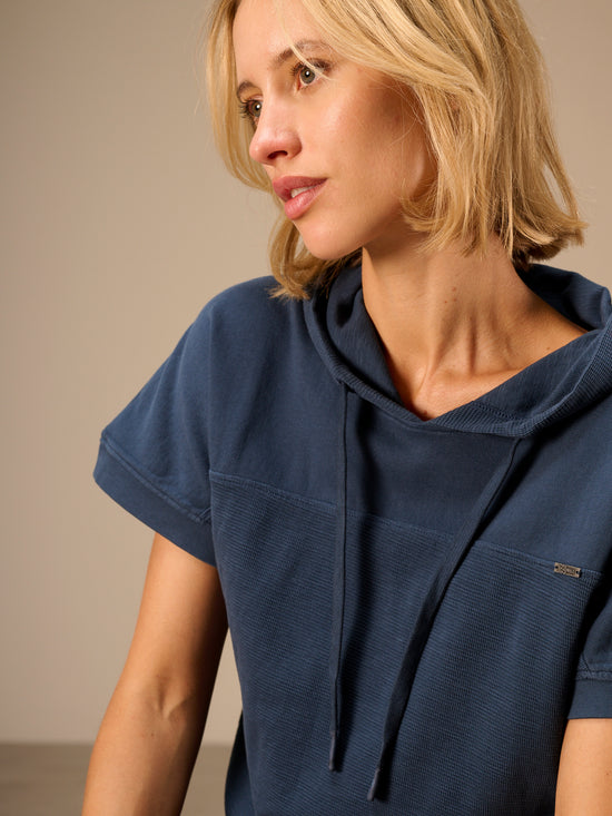 Shirt mit angeschnittenen Ärmeln