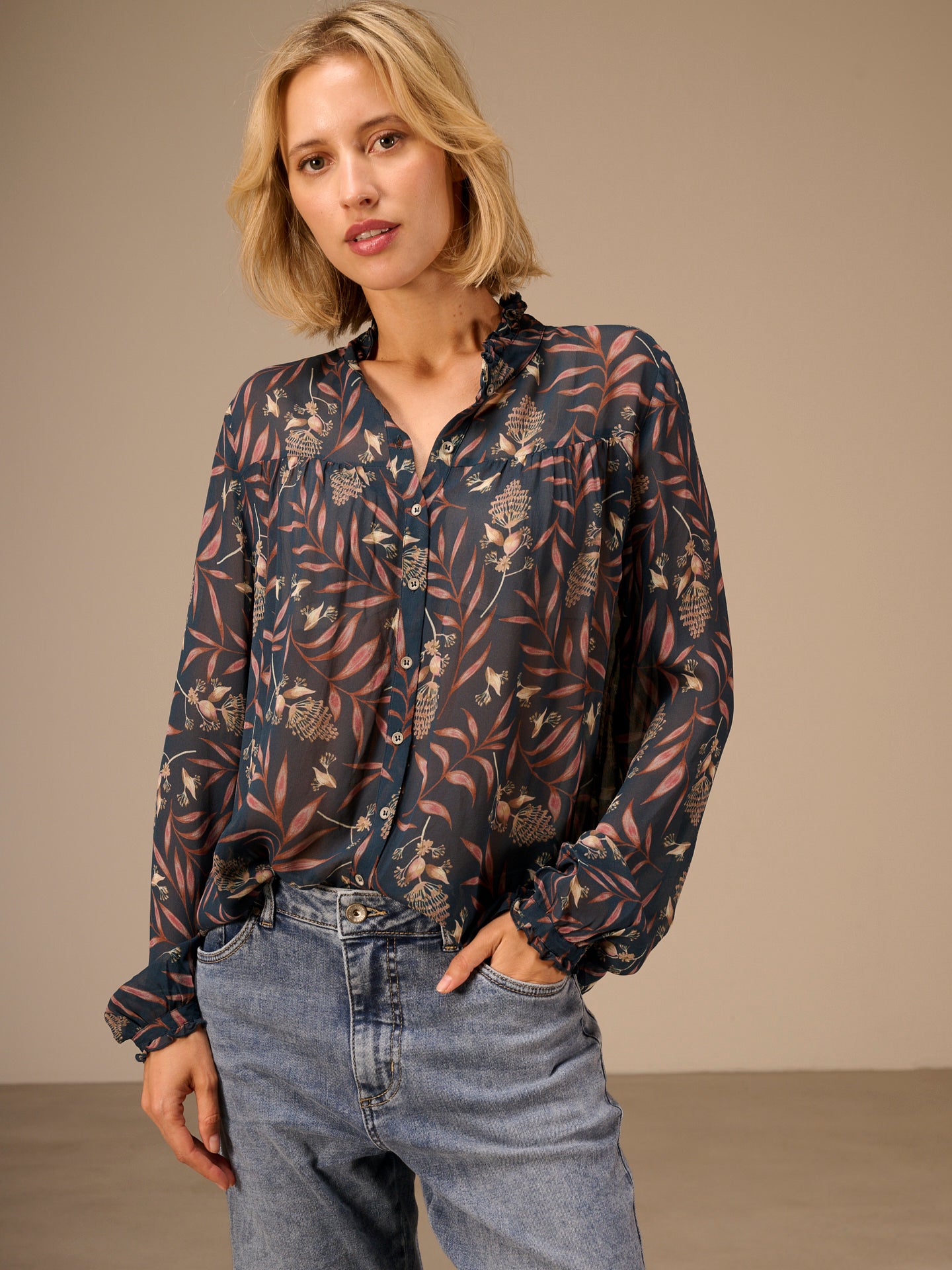 Blusa con dettaglio a balze